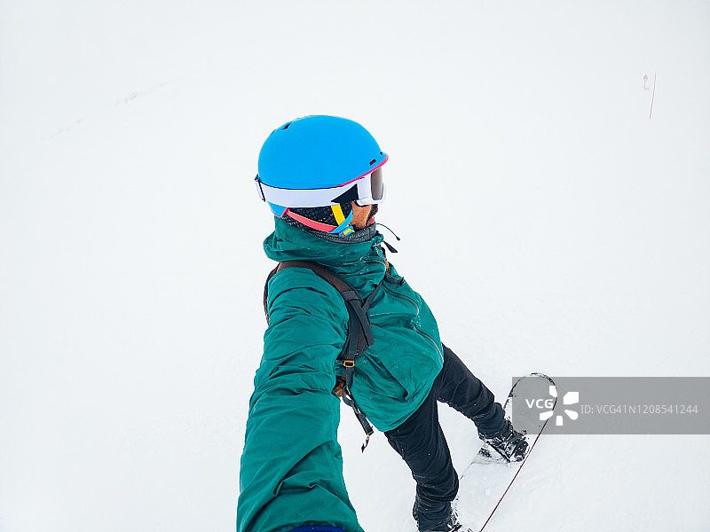 滑雪者在山上自拍图片素材