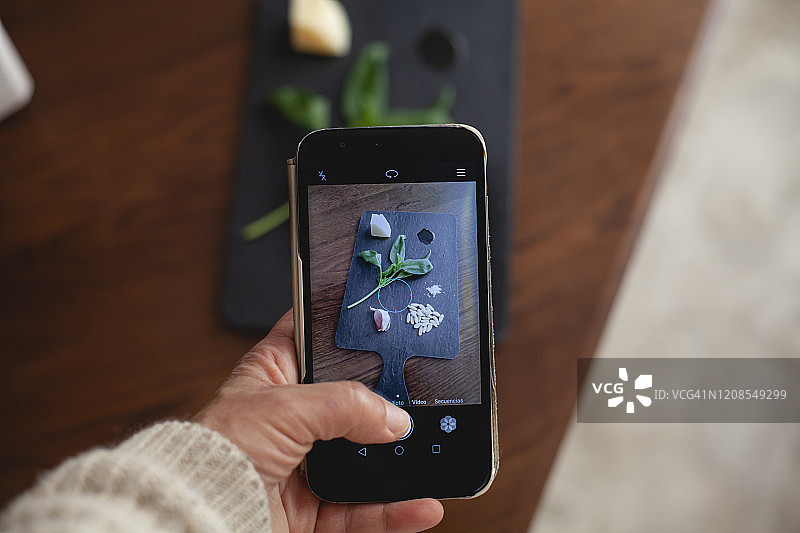 用手机拍摄香蒜酱配料图片素材