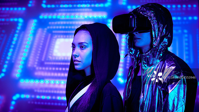 作为虚拟空间角色的年轻人在数字背景下的侧视图图片素材