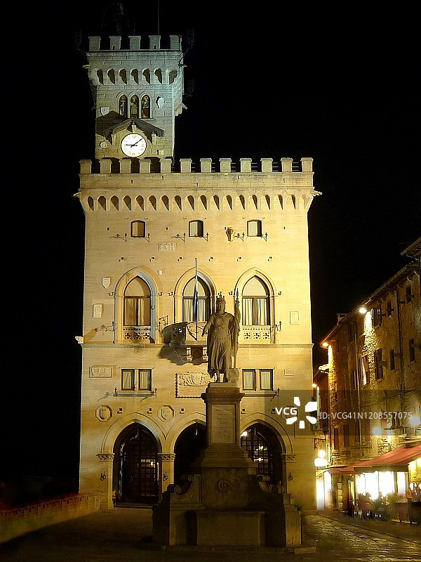 圣马力诺共和国：夜晚灯光下的自由广场和公共宫图片素材