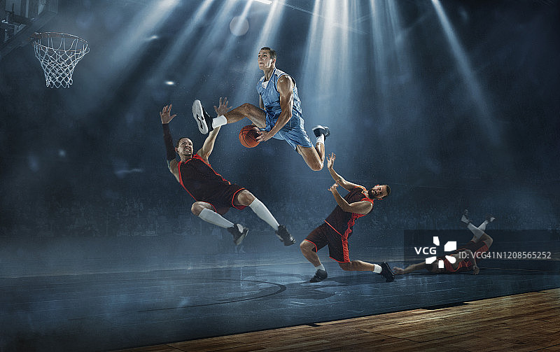篮球运动员体育场争抢进球图片素材