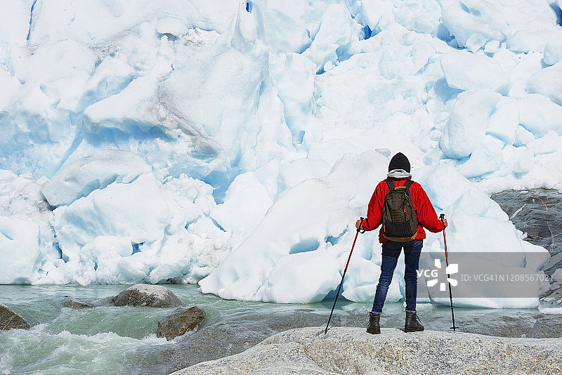 挪威尼加兹布林冰川前图片素材