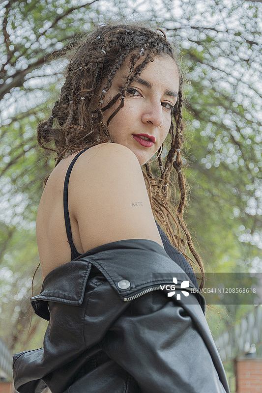 年轻女孩肖像图片素材