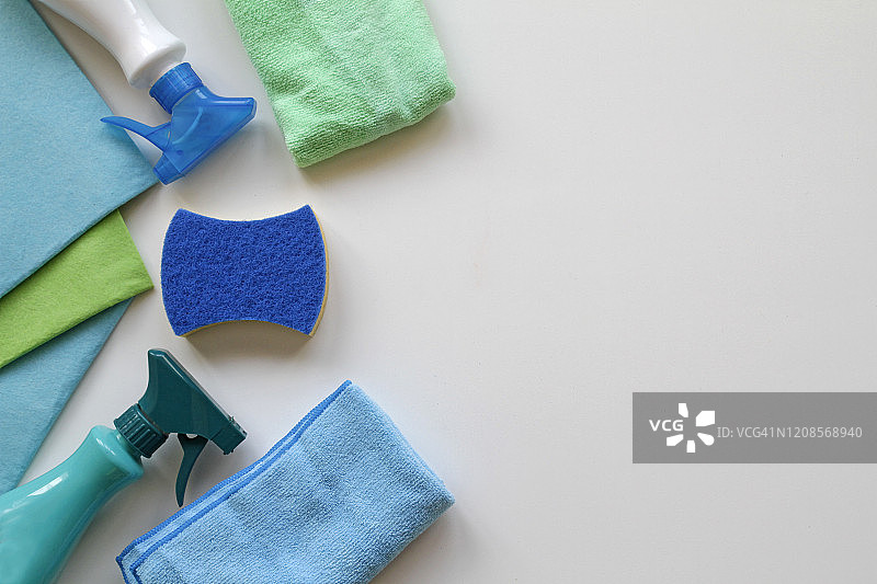 白色背景上的房屋清洁用品图片素材