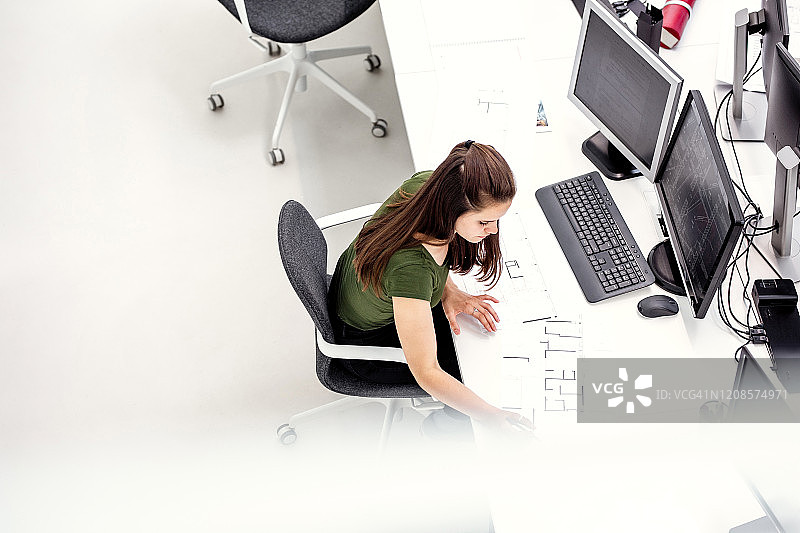 在办公室工作的女商人图片素材