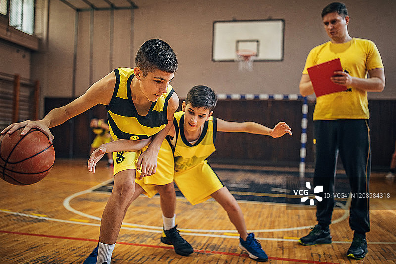 在室内训练的青少年篮球运动员图片素材