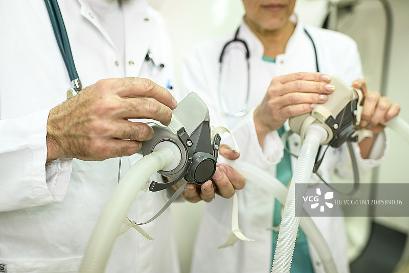 两名医护人员各持一个呼吸器图片素材