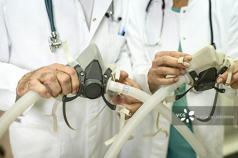 两位医生拿着两个呼吸面罩图片素材