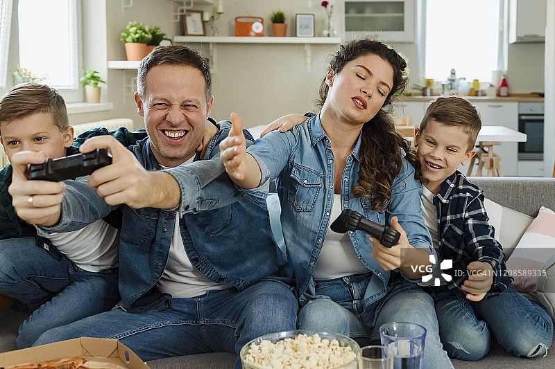 在家玩电子游戏图片素材