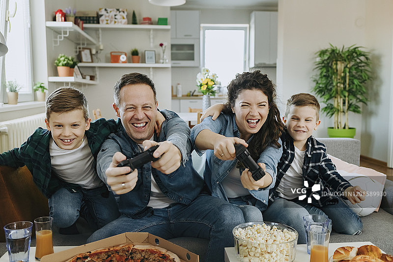 家人在家玩电子游戏图片素材