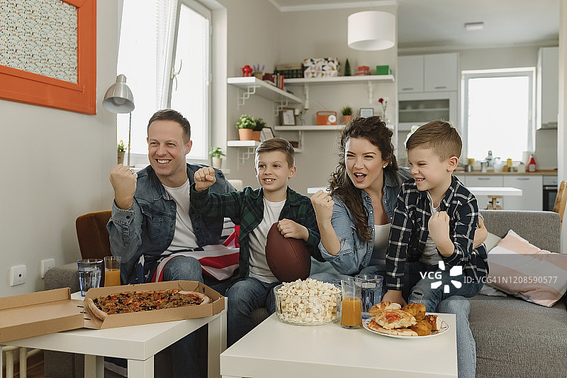 一家人看电视欢呼雀跃图片素材