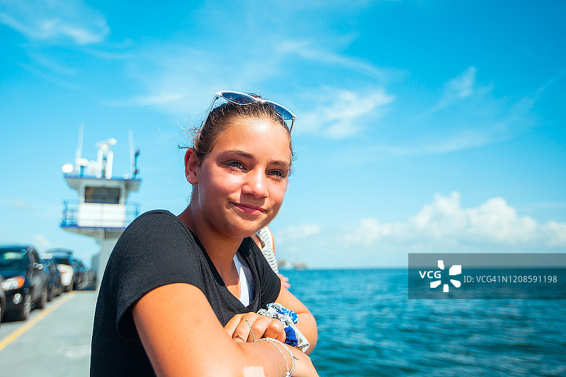 在渡轮上的女孩图片素材