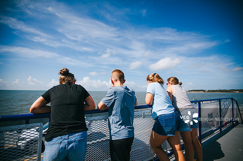 四个朋友在渡轮上的背影图片素材