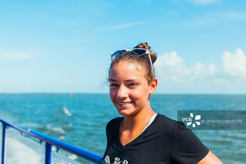 在渡轮上的女孩图片素材