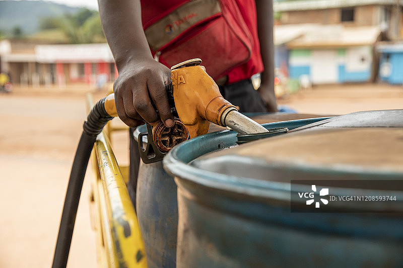 燃料被泵入大型油桶图片素材