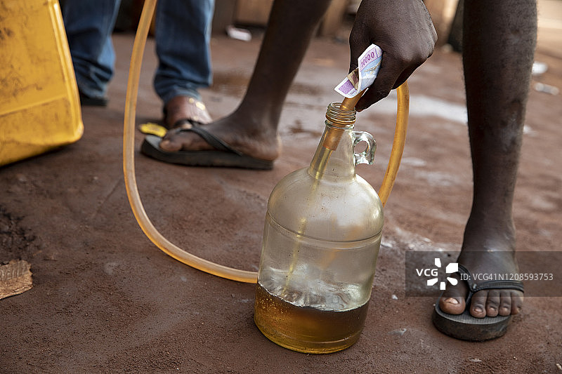 将燃料倒入玻璃容器中图片素材