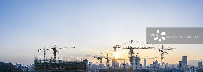 用起重机建造房屋图片素材