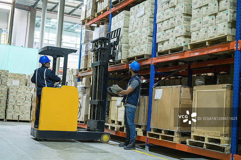 在保税区工厂工作的员工在商品区工作图片素材
