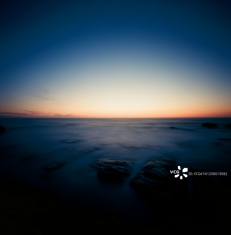 日落时分的海洋，针孔风格图片素材