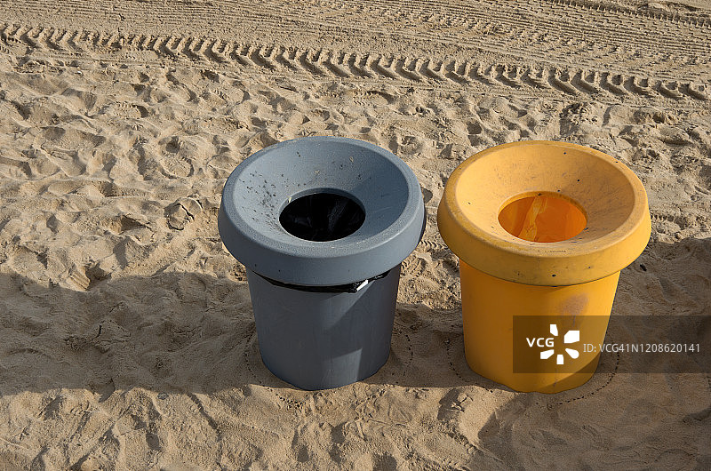 西班牙吉普斯夸圣塞瓦斯蒂安翁达雷塔海滩上的垃圾和回收箱图片素材