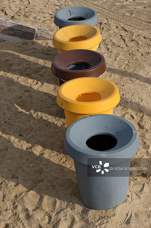 西班牙吉普斯夸圣塞瓦斯蒂安翁达雷塔海滩上的垃圾和回收箱图片素材