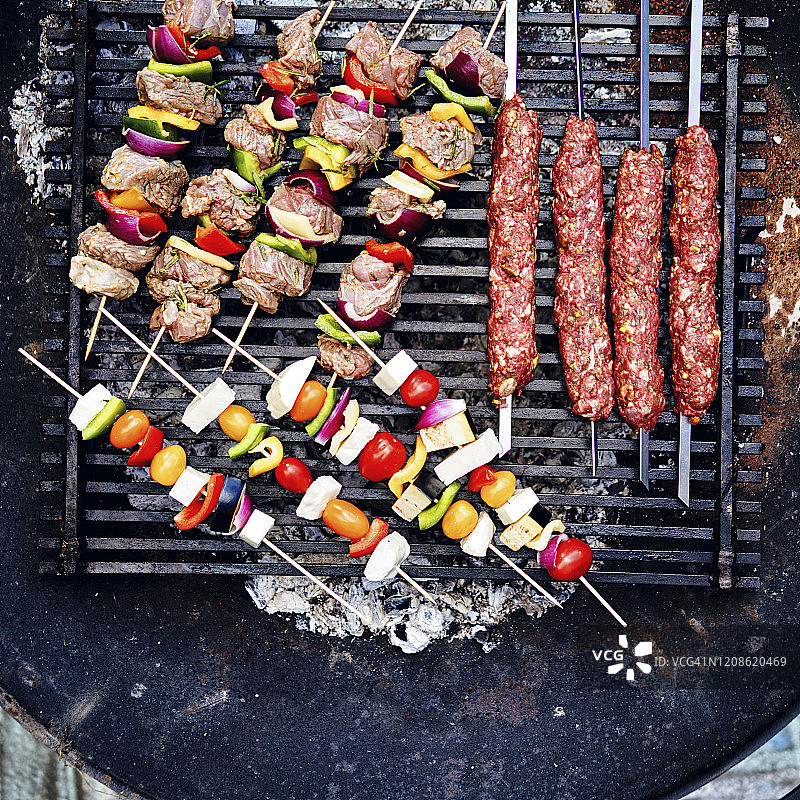 烧烤架上烤羊肉、牛肉和素食烤串图片素材