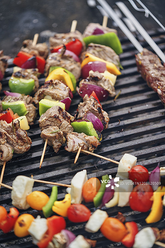 烧烤架上烤羊肉、牛肉和素食烤串图片素材