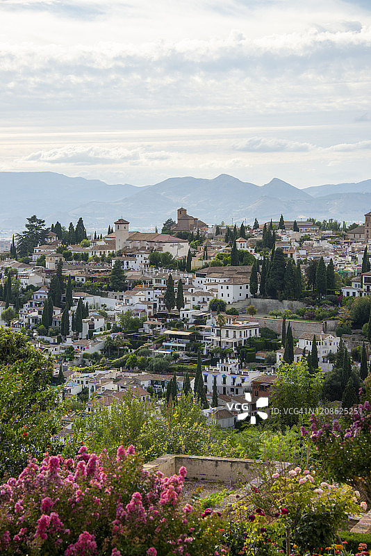 从西班牙安达卢西亚的阿尔罕布拉宫眺望格拉纳达Sacromonte区图片素材