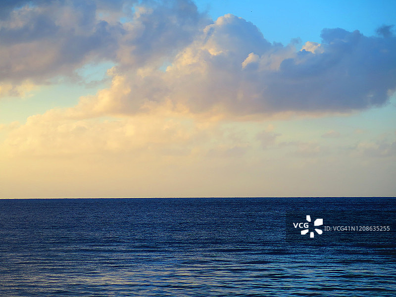 加勒比海和天空的地平线图片素材