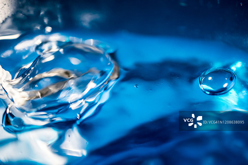 蓝色背景水泡图片素材