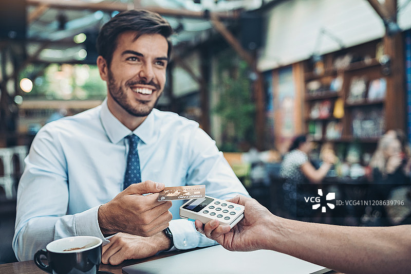 在餐厅进行非接触式支付图片素材