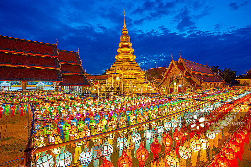 泰国南奔府哈利奔猜寺水灯节彩色灯笼节图片素材