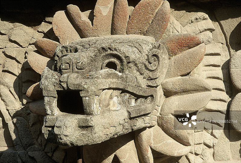 特奥蒂瓦坎考古遗址羽蛇神庙中的羽蛇头图片素材
