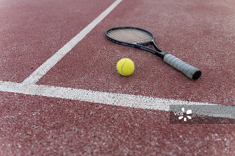 网球、球拍和白色线条图片素材