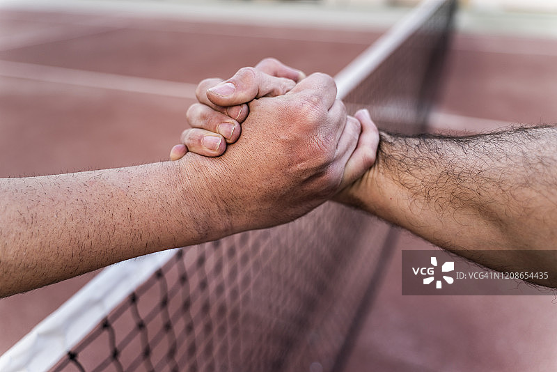 两名网球运动员在网前握手图片素材