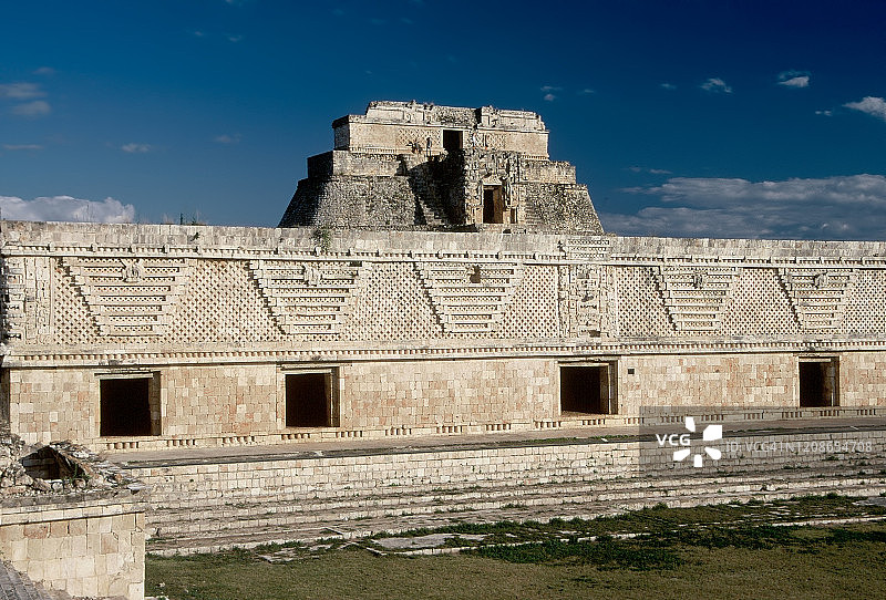 乌斯马尔古玛雅城市：魔法师金字塔顶端的女子修道院四合院图片素材