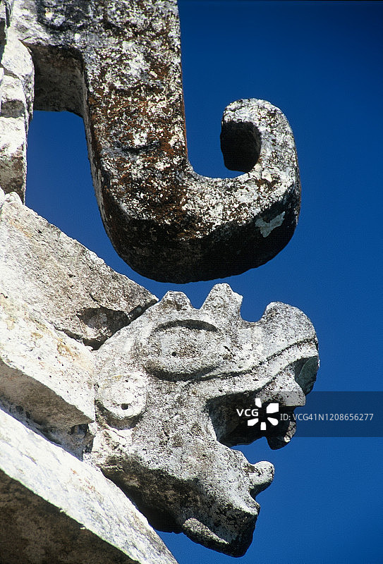 古代玛雅城市乌斯马尔的修道院四合院建筑上的雕刻浮雕细节图片素材