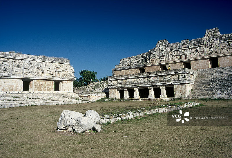 古代玛雅城市乌斯马尔的修道院四合院的内庭图片素材