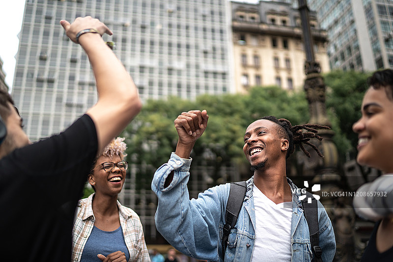 朋友们在城市里共度美好时光图片素材