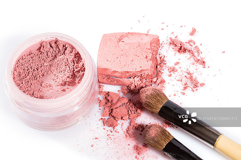 带粉色腮红和眼影的化妆刷图片素材