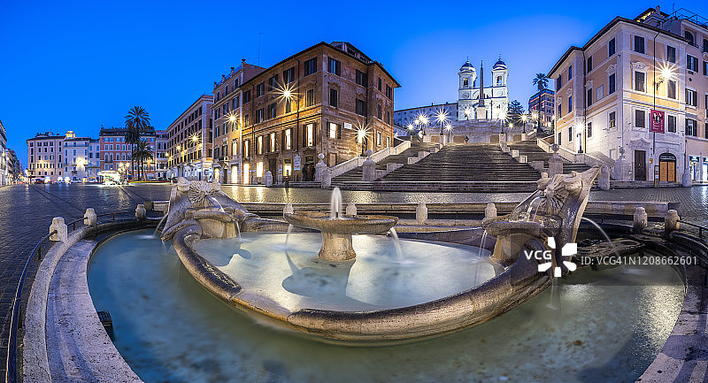 意大利罗马西班牙广场的巴卡西亚喷泉和三一教堂图片素材