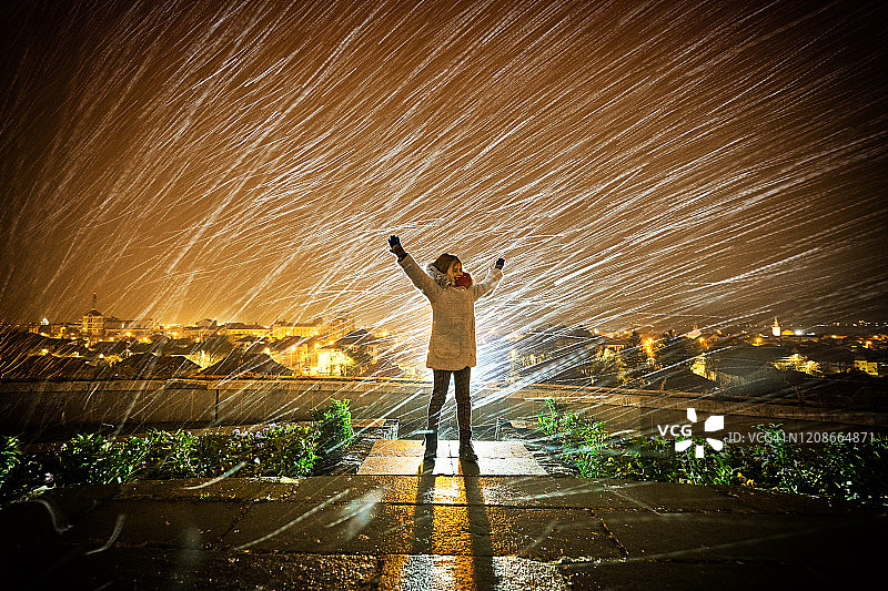 在下雪的城市上空的女孩，阿尔巴尤利亚，罗马尼亚图片素材