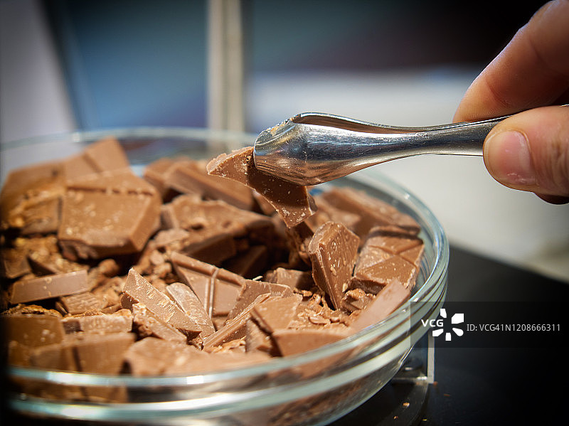 碗里的黑巧克力碎片，供品尝图片素材