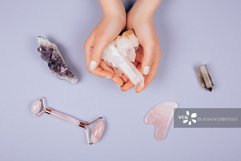 女人手中的按摩器图片素材