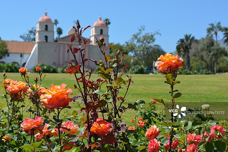 老圣巴巴拉教堂旁的使命公园和玫瑰园图片素材