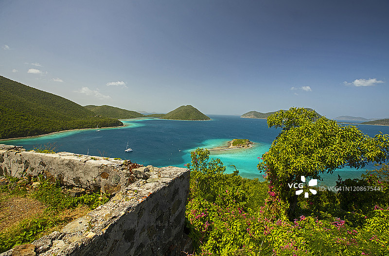 热带海滩上的旧糖料种植园遗址图片素材