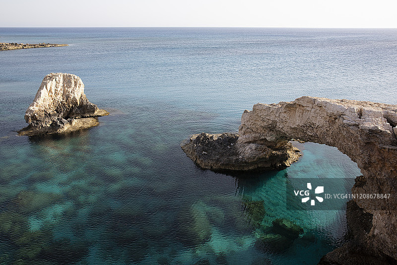 天然岩石桥横跨开放水域图片素材