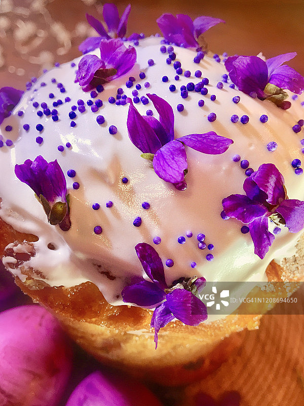 乡村风格的紫色复活节餐桌图片素材