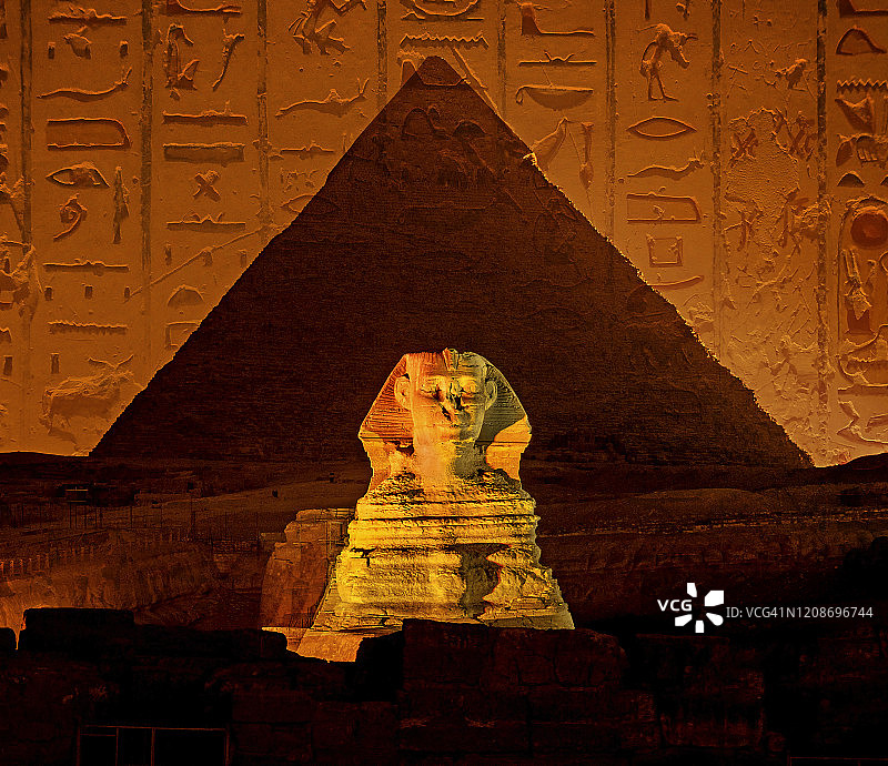 埃及符号和象形文字与吉萨狮身人面像的夜景相结合图片素材
