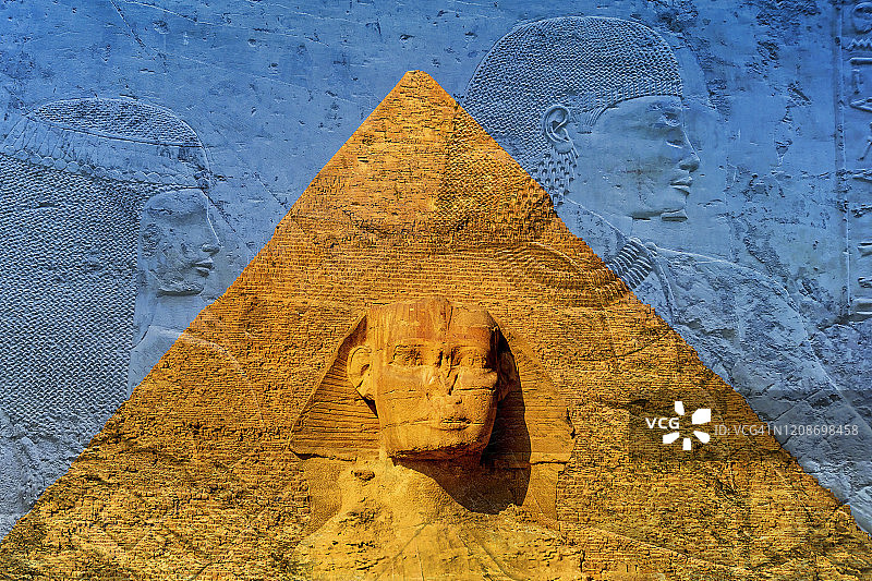 埃及符号和象形文字与吉萨大狮身人面像的正面图相结合，背景是卡夫拉金字塔图片素材